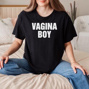 Camiseta de menino com letra V, camiseta engraçada e humorística, camiseta sarcástica espirituosa, camiseta ousada, roupa casual da moda, camiseta gráfica exclusiva