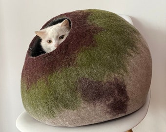 Vilten kattengrotbedcocon: pure merinowol, moderne kunst woondecoratie, ontwerp met aardse kleuren. Geschikt voor kleine honden