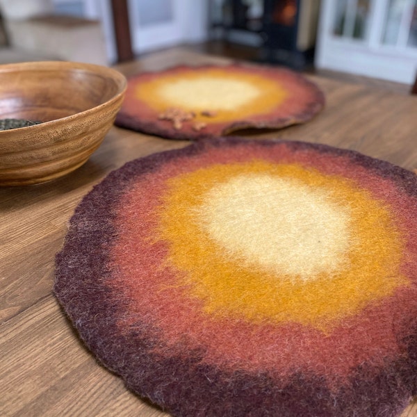 ronds faits main en feutre de laine (Jaune bordeaux chaud) | Protecteur de table en laine feutrée, dessous de verre, tampon chauffant | Tapis chargeur naturel respectueux de l'environnement