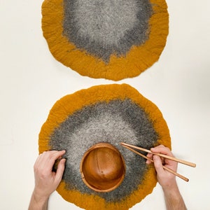 Tischset, Teller-Platzset, Topflappen, natürliche Merinowollefaser Kunst handgefilzte runde Kreis-Pilze, minimalistisches modernes Design