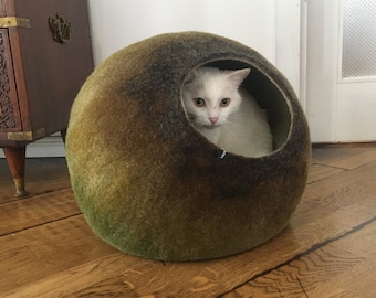 Pure Wool Cat Nap Cocoon / Cat Cave / Cat Bed / Natural Felt House, Hand Felted Wool - Crisp Modern Design - Green Moss Bubble