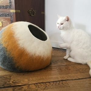 Cat Wool Cave Bed, Pet House Dog Sleeping Bag Hand Felted Wool Furniture Modern Home Decor Cocoon Design Art, White Mustard Grey Bubble zdjęcie 5