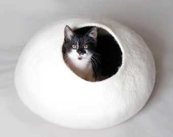 Weißes gefilztes Haustierbett / kleines Hundebett / Katzenbett / Katzenhöhle / Kitty Nest / Gefäß / Filzkorb / Kuschelbecher - Hand gefilzte Wolle - Crisp Design