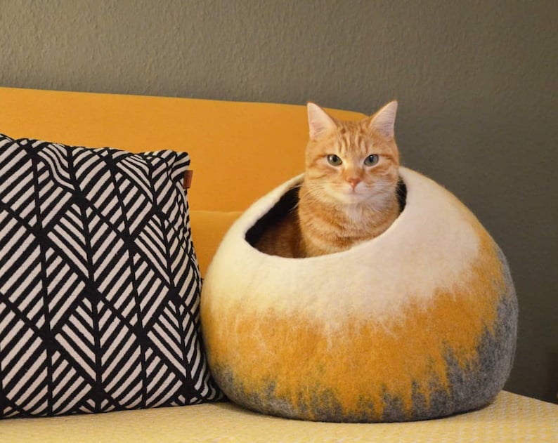 Cat Wool Cave Bed, Pet House Dog Sleeping Bag Hand Felted Wool Furniture Modern Home Decor Cocoon Design Art, White Mustard Grey Bubble zdjęcie 3