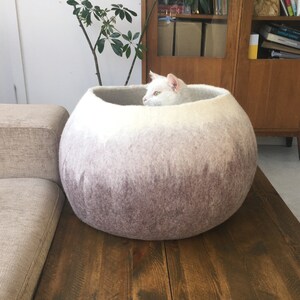 Handmade Felt Cat Basket - Eco-Friendly 100% Merino Wool Pet Bed - Artisan Crafted Washable & Customizable Cat Nest Cozy Nook Interior Decor