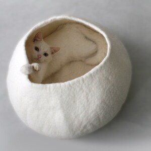 Weißes gefilztes Haustierbett / kleines Hundebett / Katzenhöhle / Katzenhöhle / Kitty Nest / Filzkorb / handgefilzte Wolle - natürliches Design Bild 6