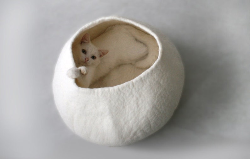 Weißes gefilztes Haustierbett / kleines Hundebett / Katzenhöhle / Katzenhöhle / Kitty Nest / Filzkorb / handgefilzte Wolle - natürliches Design Bild 6