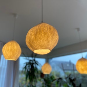 Moderner minimalistischer handgefertigter runder Lampenschirm, naturweiße Wolle, handwerkliches Design, warmes, gemütliches Ambiente | Beleuchtung für Schlafzimmer & Wohnraum