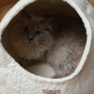 Weißes gefilztes Haustierbett / kleines Hundebett / Katzenhöhle / Katzenhöhle / Kitty Nest / Filzkorb / handgefilzte Wolle - natürliches Design Bild 2