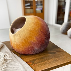 Lit troglodyte de luxe en laine fait main pour chat : meubles en feutre fabriqués à la main pour animaux de compagnie pour une décoration moderne - Design cocon avec des teintes automnales chaudes