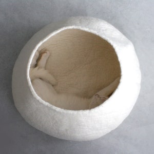 Weißes gefilztes Haustierbett / kleines Hundebett / Katzenhöhle / Katzenhöhle / Kitty Nest / Filzkorb / handgefilzte Wolle - natürliches Design Bild 5