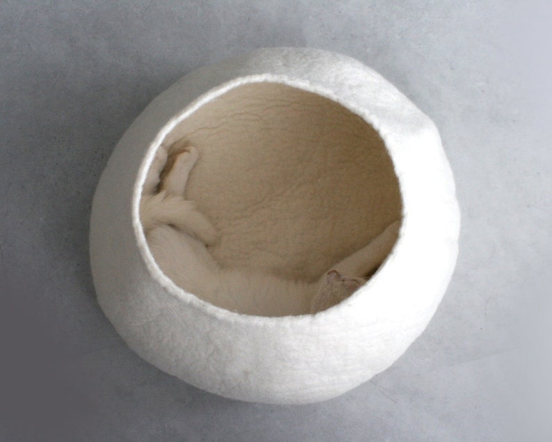 Weißes gefilztes Haustierbett / kleines Hundebett / Katzenhöhle / Katzenhöhle / Kitty Nest / Filzkorb / handgefilzte Wolle - natürliches Design Bild 5