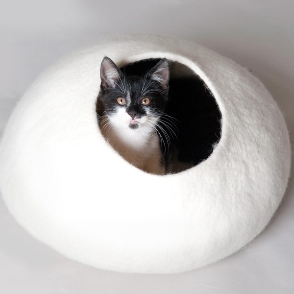 Grotte de chat en feutre au design minimaliste moderne. Lit de chat en laine feutrée à la main blanche. Décor à la maison de chat. Pot en feutre pour animal de compagnie. Lit pour petit chien en laine lavable