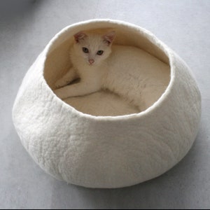 Weißes gefilztes Haustierbett / kleines Hundebett / Katzenhöhle / Katzenhöhle / Kitty Nest / Filzkorb / handgefilzte Wolle - natürliches Design Cave - wide entry