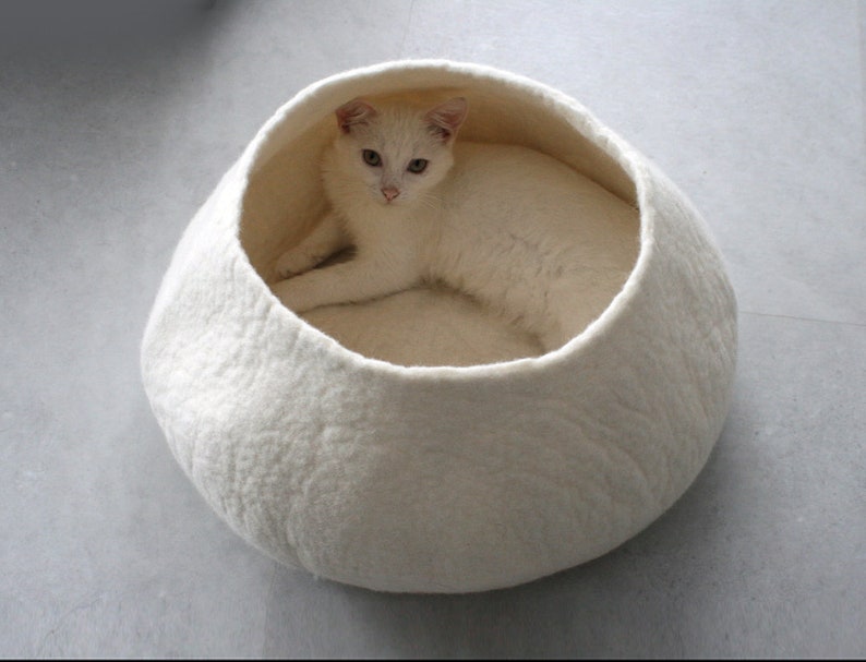 Weißes gefilztes Haustierbett / kleines Hundebett / Katzenhöhle / Katzenhöhle / Kitty Nest / Filzkorb / handgefilzte Wolle - natürliches Design Cave - wide entry