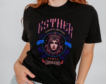 Könnte beinhalten: Schwarzes T-Shirt mit einem rosa und blauen Grafikdesign. Das Design zeigt den Namen "Esther", ein gekröntes Frauengesicht, die Worte "Beautiful, and Brave" und das Wort "Courageous".