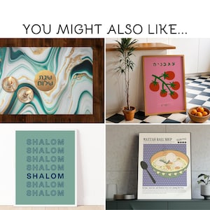 Peut inclure: Ensemble de quatre impressions d'art et objets d&eacute;coratifs. Comprend un set de table &agrave; motifs marbr&eacute;s avec des bougies, une affiche rose avec des illustrations de tomates, une affiche verte avec le mot "Shalom", et une affiche avec de la soupe aux boules de matzah.
