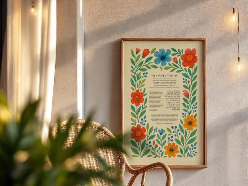 Peut inclure: Une affiche encadr&eacute;e avec une bordure florale de fleurs rouges, bleues et jaunes. L'&oelig;uvre d'art contient du texte au centre et le cadre est de couleur marron clair. L'affiche est affich&eacute;e sur un mur.