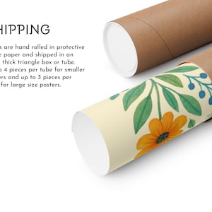 Peut inclure: Deux affiches enroul&eacute;es dans des tubes bruns. L'une d'elles pr&eacute;sente un motif floral avec une fleur orange, des feuilles vertes et des baies bleues. Le texte "SHIPPING" est visible.