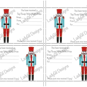 Puede incluir: Cuatro tarjetas imprimibles con un cascanueces de dibujos animados que sostiene una etiqueta. Cada tarjeta tiene el texto "Has recibido una etiqueta/intercambio/deseo/RAK/premio" y espacio para escribir el grupo, de quién es y para quién es.