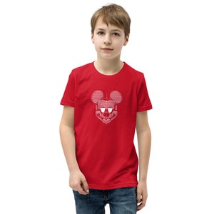 Könnte beinhalten: Ein rotes T-Shirt mit kurzen Ärmeln und einem weißen Aufdruck von Mickey Mouse Kopf. Der Aufdruck besteht aus Linien und Kreisen.