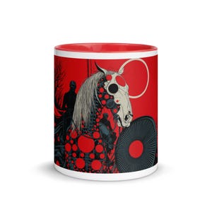 Peut inclure: Un mug en céramique avec un intérieur et un bord rouges, présentant une illustration graphique d'une tête et d'un cou de cheval squelettique ornés de pois rouges. Le motif inclut une silhouette sombre en arrière-plan, un grand cercle et une roue noire.