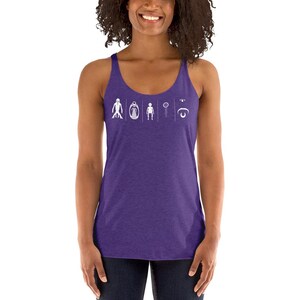 Könnte beinhalten: Ein violettes Racerback-Tanktop mit einem weißen Grafikdruck auf der Brust. Das Design besteht aus fünf verschiedenen, kleinen, weißen Strichzeichnungen, die horizontal angeordnet sind und verschiedene Formen sowie eine menschliche Figur darstellen.