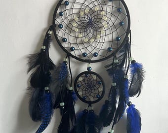 Ręcznie tkany łapacz snów, świecące koraliki, kolorowe pióra, wystrój boho