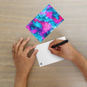 Lebendige abstrakte Marmor Postkarte - bunte magenta- und cyanblaue Fine Art - Stilvoller Briefpapier - Perfektes Geschenk für Kunstliebhaber und besondere Anlässe