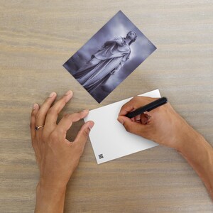 Elegante Kunstpostkarte - Milady - Schöne Statue einer Frau mit stürmischem Himmel im blauen Ton - Ideales Geschenk für Kunst- und Fotografieliebhaber