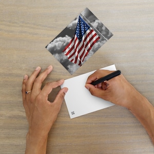 Standard-Postkarte - Old Glory Amerikanische Flagge mit Farbspritz-Effekt - Perfekte Schreibwaren-Schreibtischdekoration für Zuhause, Büro und Fourth Of Juli Geschenk