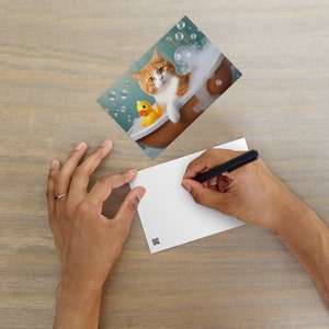 Entzückende Katze im Schaumbad Postkarte - Lustiges Geschenk für Katzenliebhaber, Tierliebhaber und Kinder - Perfekt für lustiges Zuhause & Büro Briefpapier Dekor