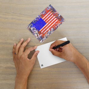 カラフルなアメリカの歴史コラージュとグランジ国旗の絵画 - ファインアートポストカード - 現代アートやオルタナティブアート愛好家のための鮮やかな記念品