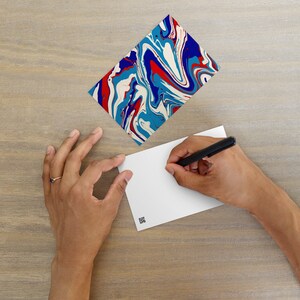 Carte postale standard vibrante - Peinture acrylique rouge, blanche et bleue - Cadeau d'art abstrait élégant, élégant et unique pour les amateurs d'art moderne