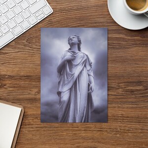 Stilvolle Grußkarte - Mylady - Schöne Statue einer Frau vor einem stürmischen Himmel in blauem Monoton - ein perfektes Geschenk für Kunstliebhaber