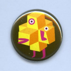 Puede incluir: Un botón redondo con un diseño de pájaro de dibujos animados. El pájaro está construido con formas geométricas amarillas y naranjas, con patas y pico rosas. El botón tiene un borde verde oscuro y el texto "NERFECT ARTISTIC NOVELTIES & MR. WALTERS".