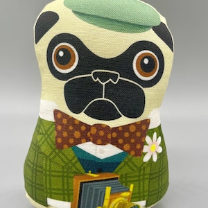 Może przedstawiać: Rustykalny drewniany szyld z napisem "Welcome to our home" w białych literach. Szyld ma postarzaną powierzchnię i prosty, zachęcający design, idealny do dekoracji wejścia.