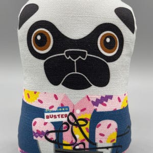 Empleado de tienda de videos – Pequeño pug de peluche