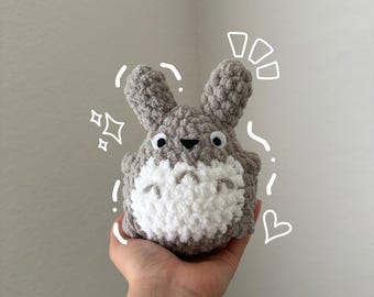 Totoro-inspirerad virkad plysch | Handgjord animeleksak | Söt amigurumi-dekor | Mjuk present