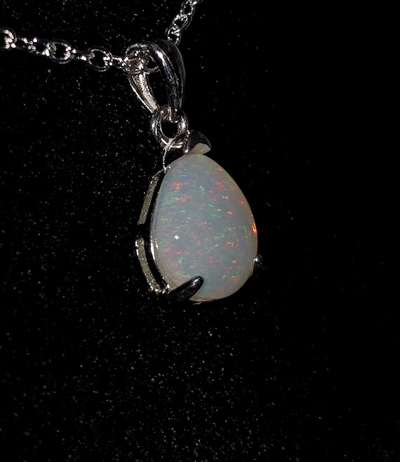 1.4カラットのブラジル産ソリッドピンファイアオパールペンダント