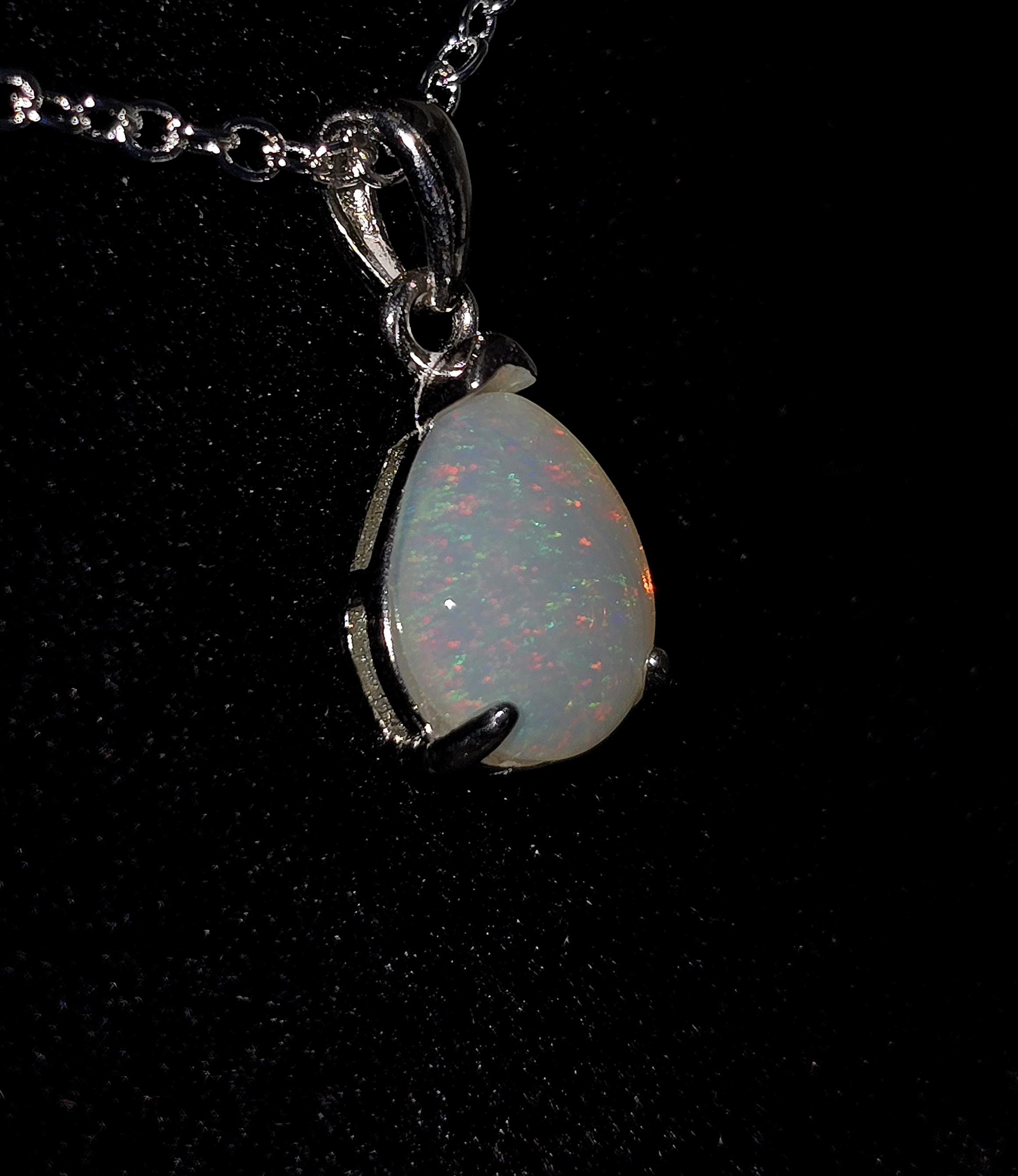 1.4カラットのブラジル産ソリッドピンファイアオパールペンダント