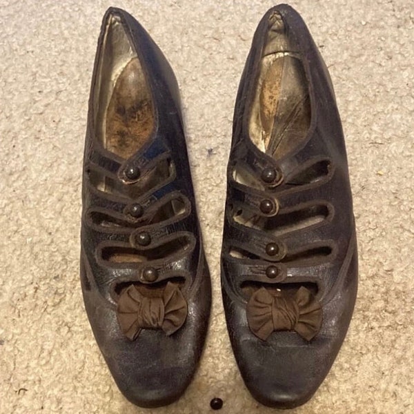 Zapatos victorianos antiguos de cuero marrón de moda de la década de 1880 para mujer