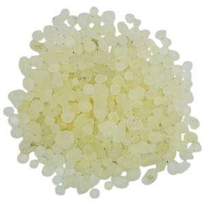 Peut inclure: Une collection de petites larmes de résine translucides et jaune pâle de forme irrégulière. Ces gouttelettes solides et durcies varient en taille et en forme, présentant une texture cireuse lisse et un aspect semi-transparent en tas.