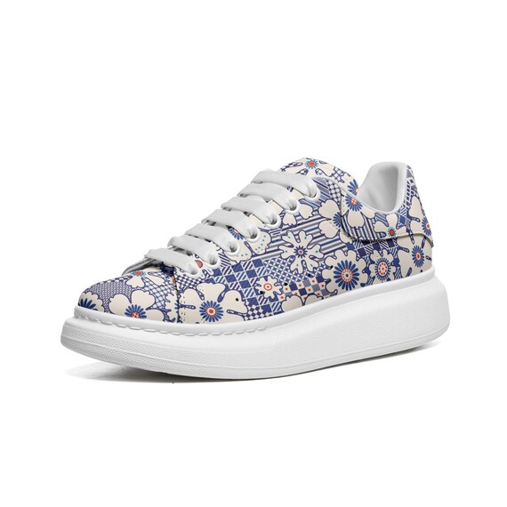 Zapatillas de plataforma con cordones y estampado floral azul