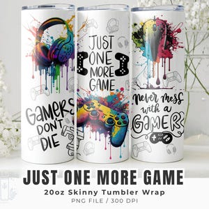 Puede incluir: Tres vasos delgados blancos de 590 ml con diseños temáticos de jugadores. Cada vaso presenta salpicaduras de colores, mandos de juego y frases como "Gamers Don't Die" y "Just One More Game."