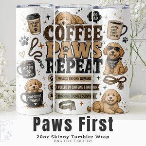 Könnte beinhalten: Eine weiße 591 ml Skinny-Tumbler-Hülle mit einem Hunde- und Kaffeethema. Das Design umfasst Pfotenabdrücke, Kaffeetassen, Hundeillustrationen und den Text "Coffee Paws Repeat". Zusätzlicher Text enthält "Dog Dad Fuel" und "Good Boy Vibes".