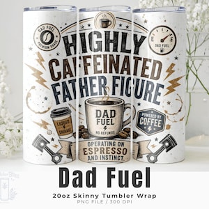 Op de afbeelding: Een witte 590 ml skinny tumbler wrap met een koffiethema ontwerp. Het ontwerp bevat de tekst "Highly Caffeinated Father Figure" en "Dad Fuel". De tumbler heeft koffiegerelateerde graphics en de woorden "Liquid Courage" en "Powered by Coffee".