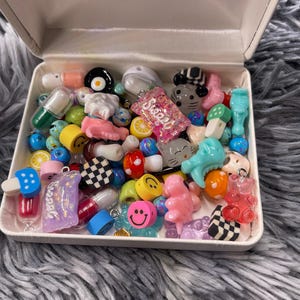 Kandi Perlensuppe - Kugel mit 10 Überraschungs-Anhängern für die Armband- und Halskettenherstellung, Rave-DIY-Zubehör, ein lustiges Sortiment für Kandi-Schmuck