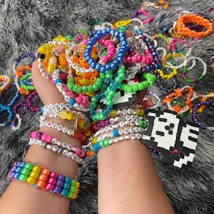 Mystery Wundertüte mit 5 Einzigartigen Rave Kandi Armbändern - Buntes Festival Zubehör
