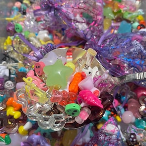 Kandi Perlensuppe - Kugel mit 20 Überraschungs-Anhängern für die Armband- und Halskettenherstellung, Rave-DIY-Zubehör, ein lustiges Sortiment für Kandi-Schmuck
